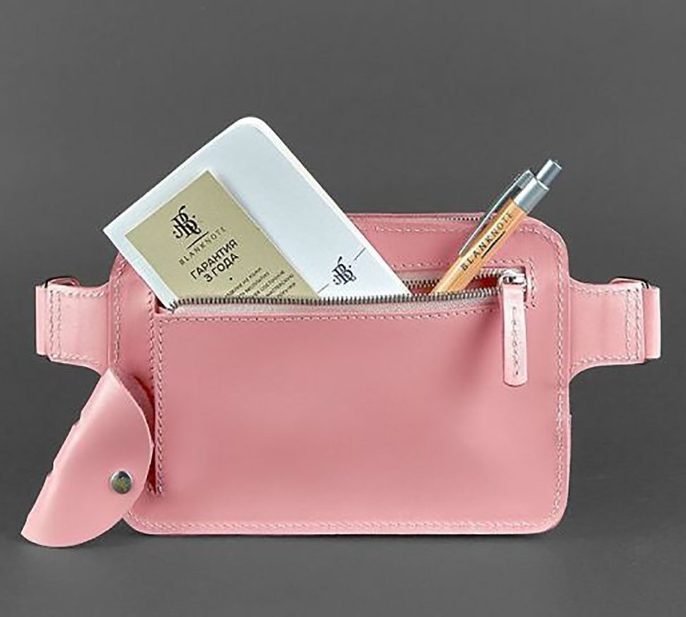 Оригинальная кожаная сумка-бананка розового цвета BlankNote Dropbag Mini (12697)