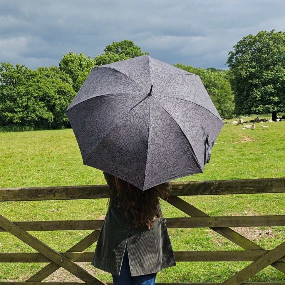 Женский зонт-трость Fulton L936-040706 Morris & Co Hampstead UV Strawberry Thief Graphite (Графит с принтом "Клубничный воришка", механика) 94343 modnotak фото №3