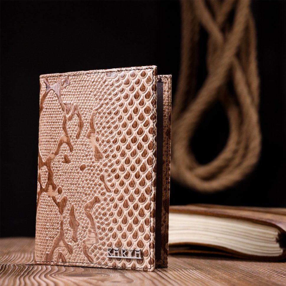 Бежева обкладинка для паспорта з лакової шкіри під змію KARYA (2420929)