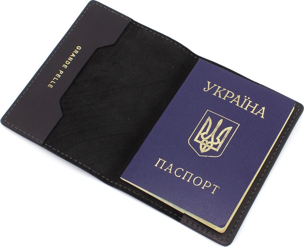 Патриотическая кожаная обложка на паспорт с надписью З Україною в серці - Grande Pelle (13138)