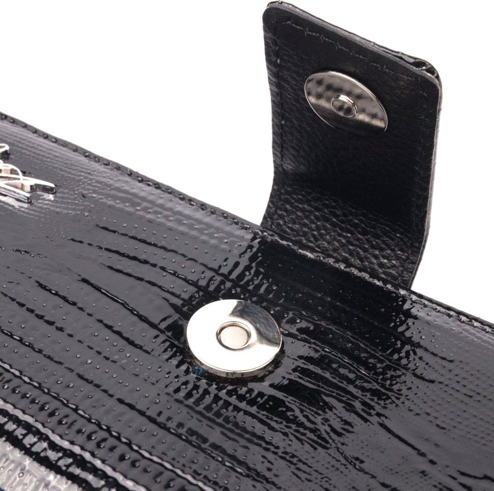 Чорний лаковий жіночий гаманець з натуральної шкіри з тисненням під рептилію KARYA (2421031)