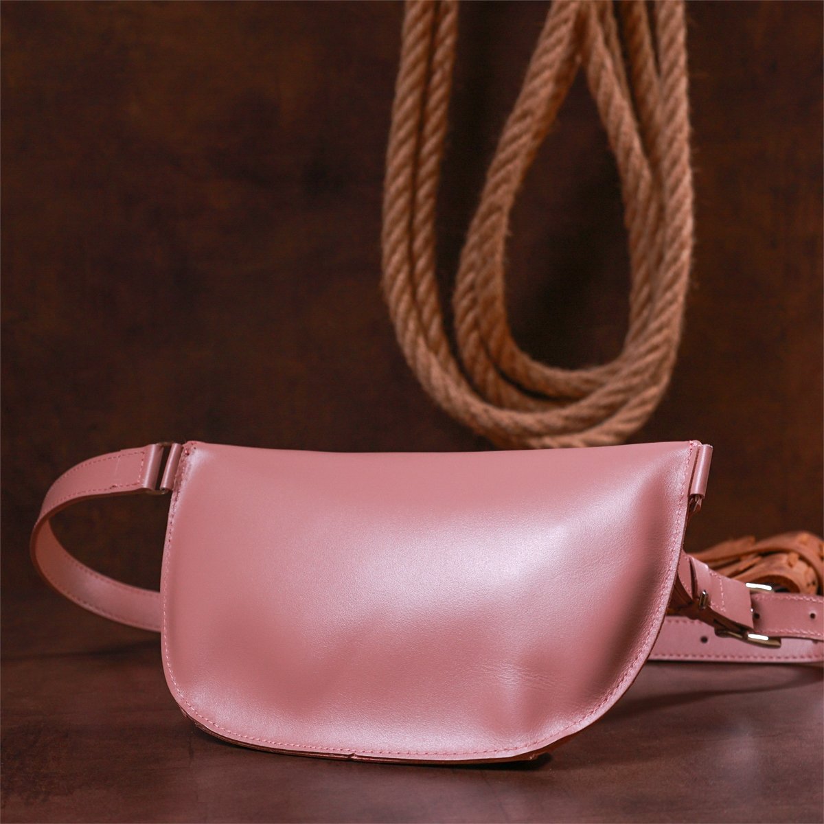 Женская сумка-бананка из натуральной кожи розового цвета с гладкой поверхностью Shvigel (16385)