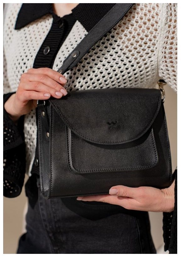Средняя женская кожаная сумка черного цвета с одной лямкой BlankNote Liv 79045