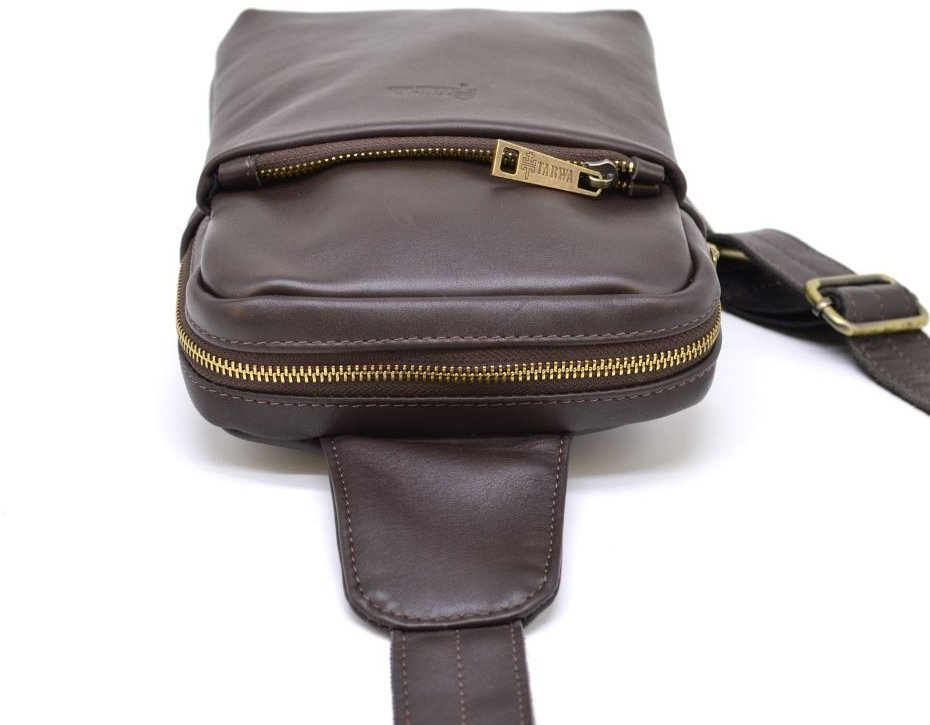 Средняя коричневая мужская сумка-рюкзак из натуральной кожи на одно плечо TARWA (19805)