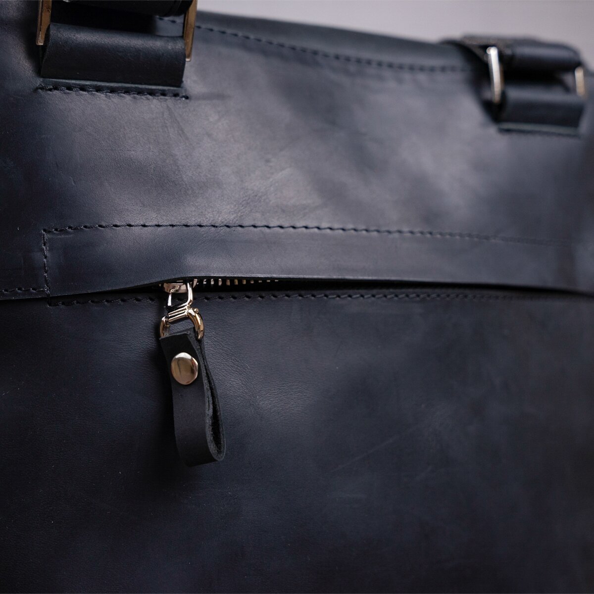 Качественная сумка-мессенджер из винтажной кожи черного цвета SHVIGEL (11078)