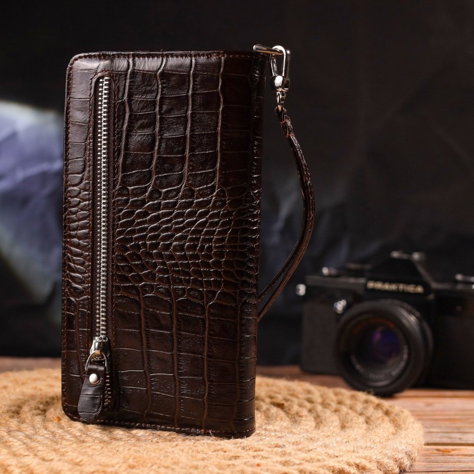 Шкіряний гаманець-клатч коричневого кольору з фактурою під крокодила CANPELLINI (2421536)