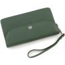 Кожаный кошелек-клатч зеленого цвета с ремешком на запястье ST Leather (14032) - 3