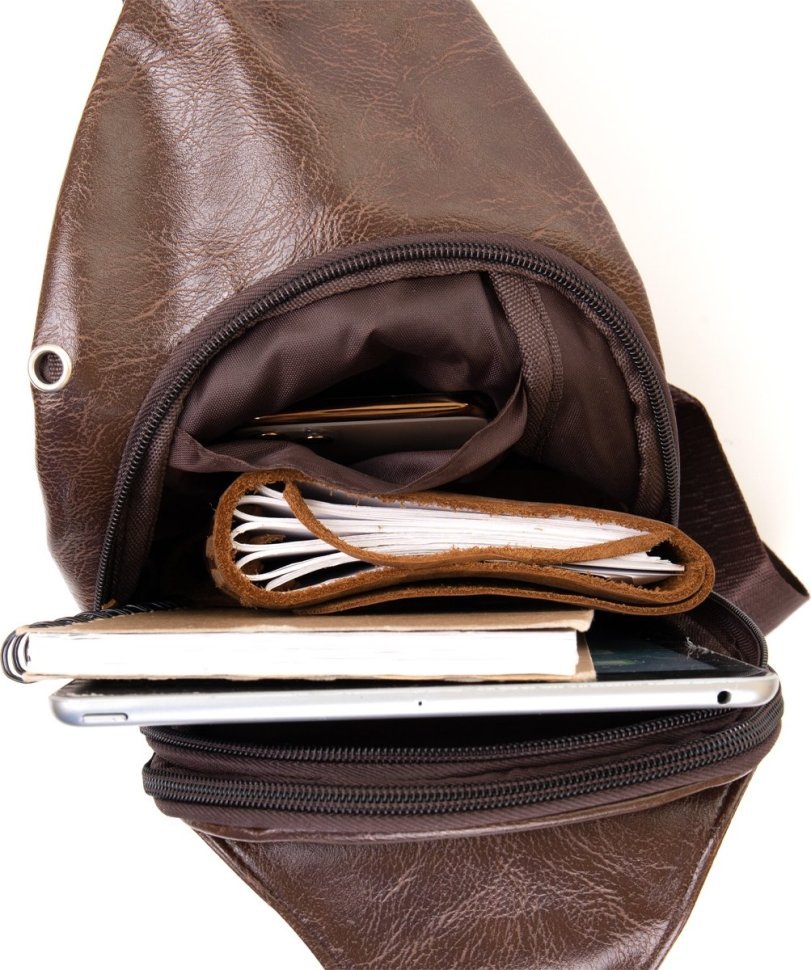 Темно-коричневая мужская сумка-рюкзак через плечо на два отделения кожзама Vintage (20560)