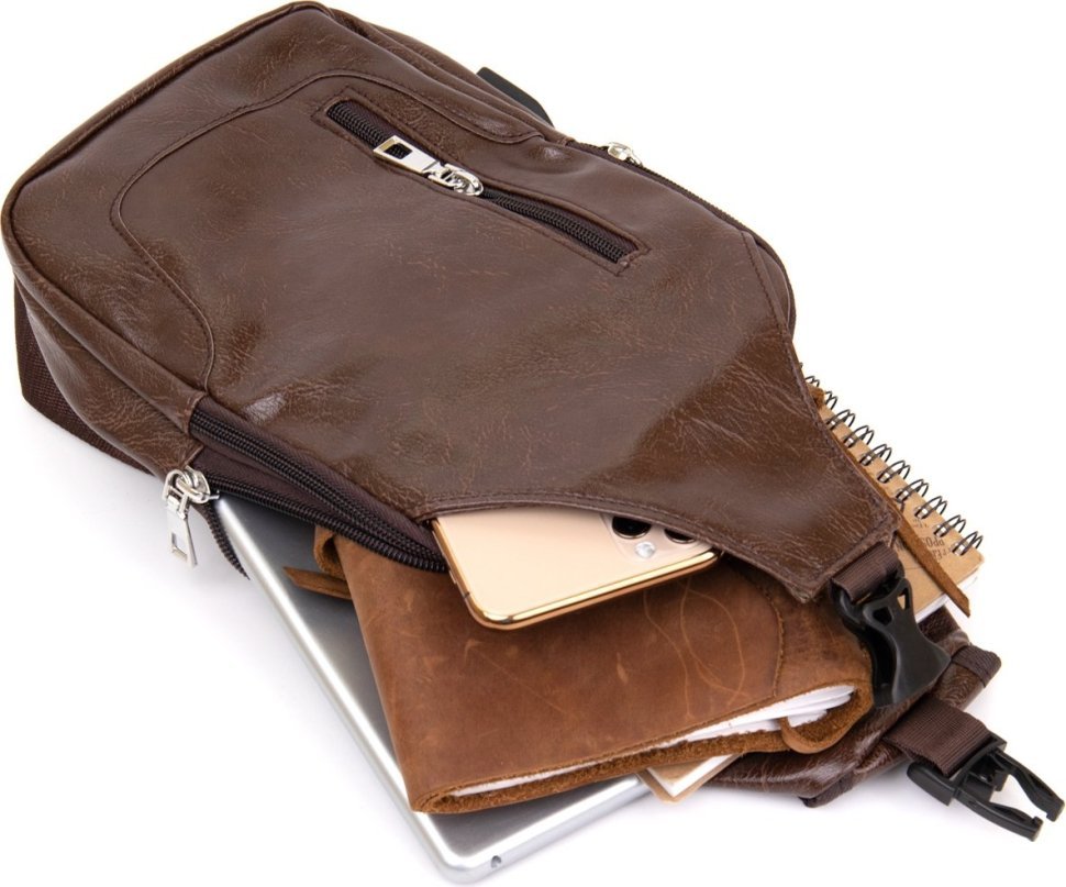 Темно-коричневая мужская сумка-рюкзак через плечо на два отделения кожзама Vintage (20560)