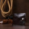 Шкіряне чоловіче портмоне коричневого кольору з хлястиком на кнопці Shvigel (2416443) - 6