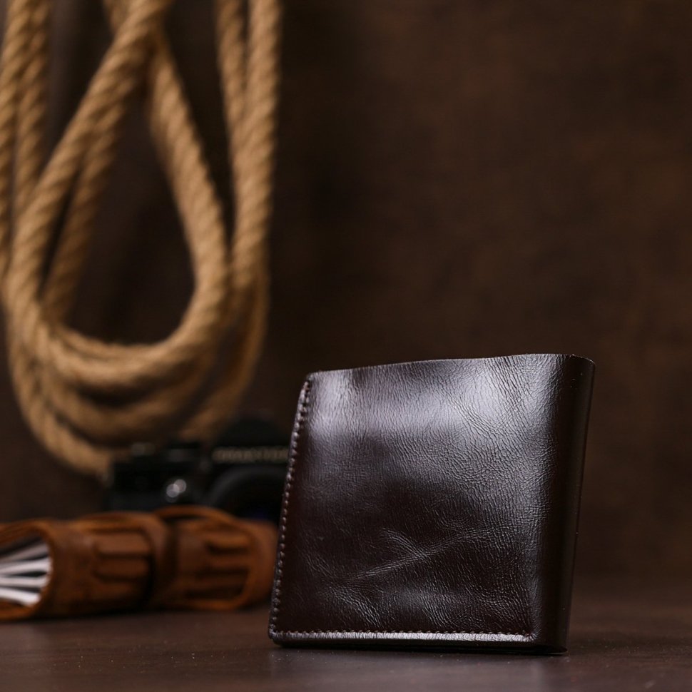 Шкіряне чоловіче портмоне коричневого кольору з хлястиком на кнопці Shvigel (2416443)