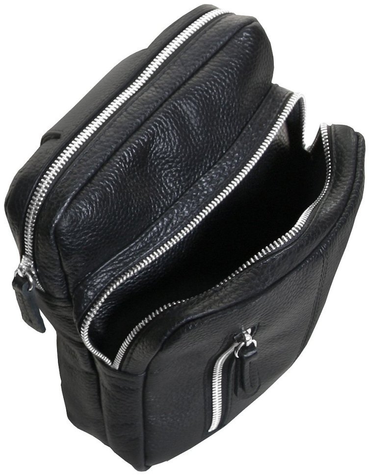 Чоловіча сумка-слінг чорного кольору з натуральної фактурної шкіри Vip Collection 102649 фото №6 Чоловіча сумка-слінг чорного кольору з натуральної фактурної шкіри Vip Collection 102649 modnotak фото №6