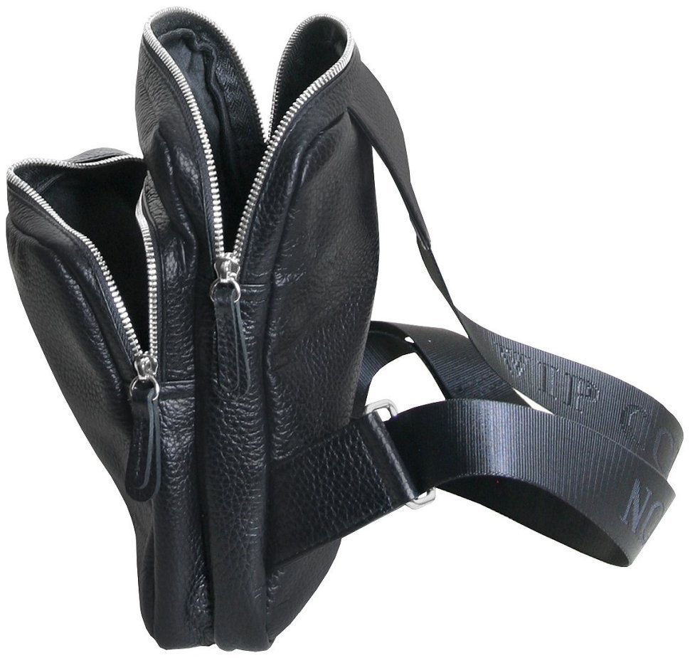 Чоловіча сумка-слінг чорного кольору з натуральної фактурної шкіри Vip Collection 102649 фото №7 Чоловіча сумка-слінг чорного кольору з натуральної фактурної шкіри Vip Collection 102649 modnotak фото №7