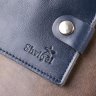 Синее компактное мужское портмоне из гладкой кожи с хлястиком на кнопке Shvigel (2416444) - 9