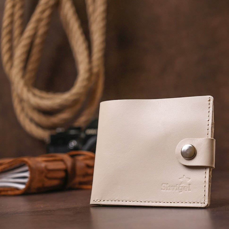 Кожаное женское портмоне бежевого цвета с карманом для мелочи Shvigel (2416447)