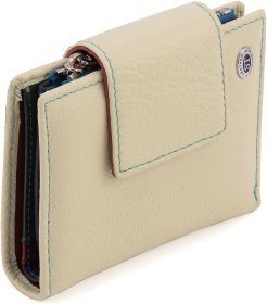 Кожаный женский кошелек молочного цвета с хлястиком на магните ST Leather 1767250