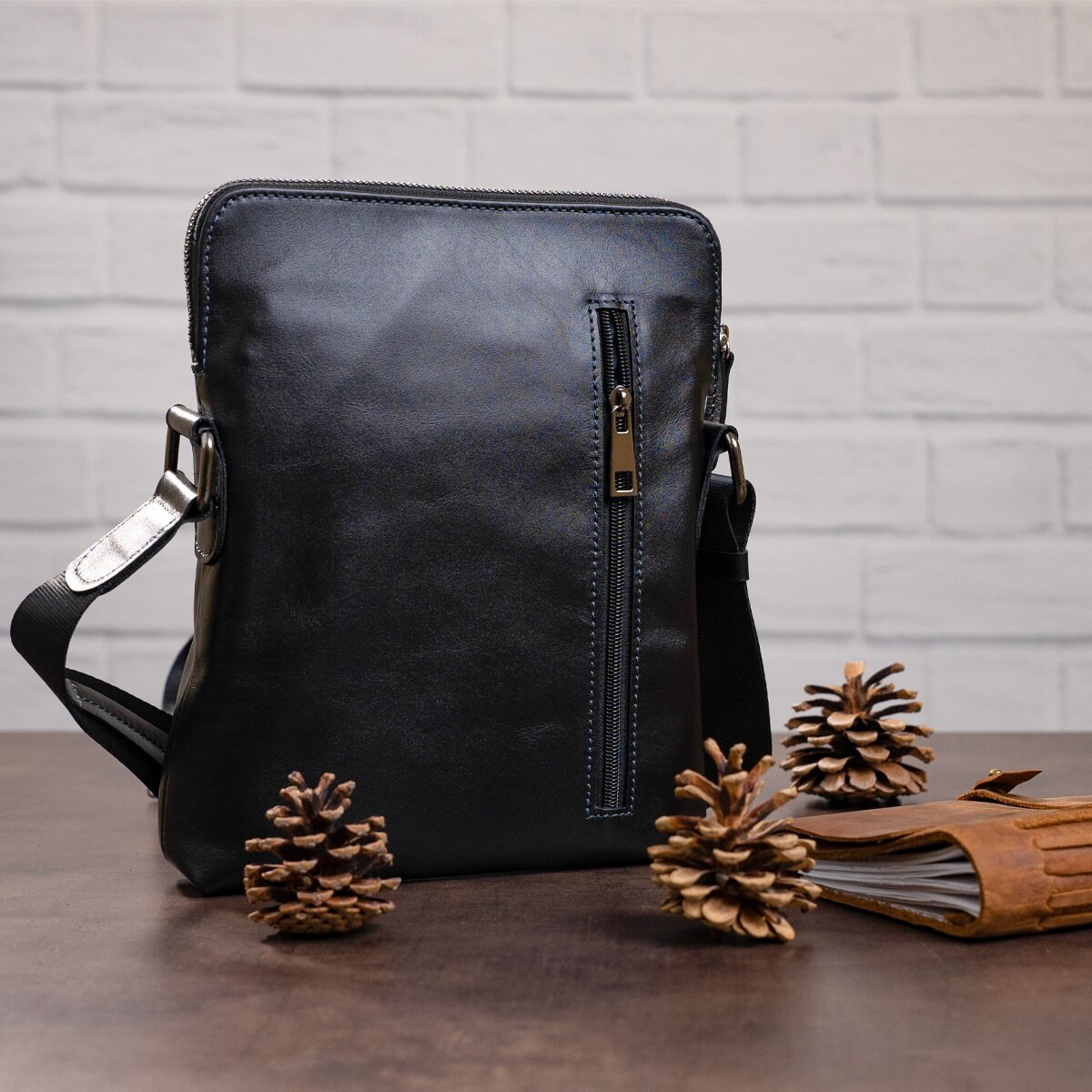 Качественная мужская сумка-планшет из гладкой кожи на молниевой застежке SHVIGEL (11101)