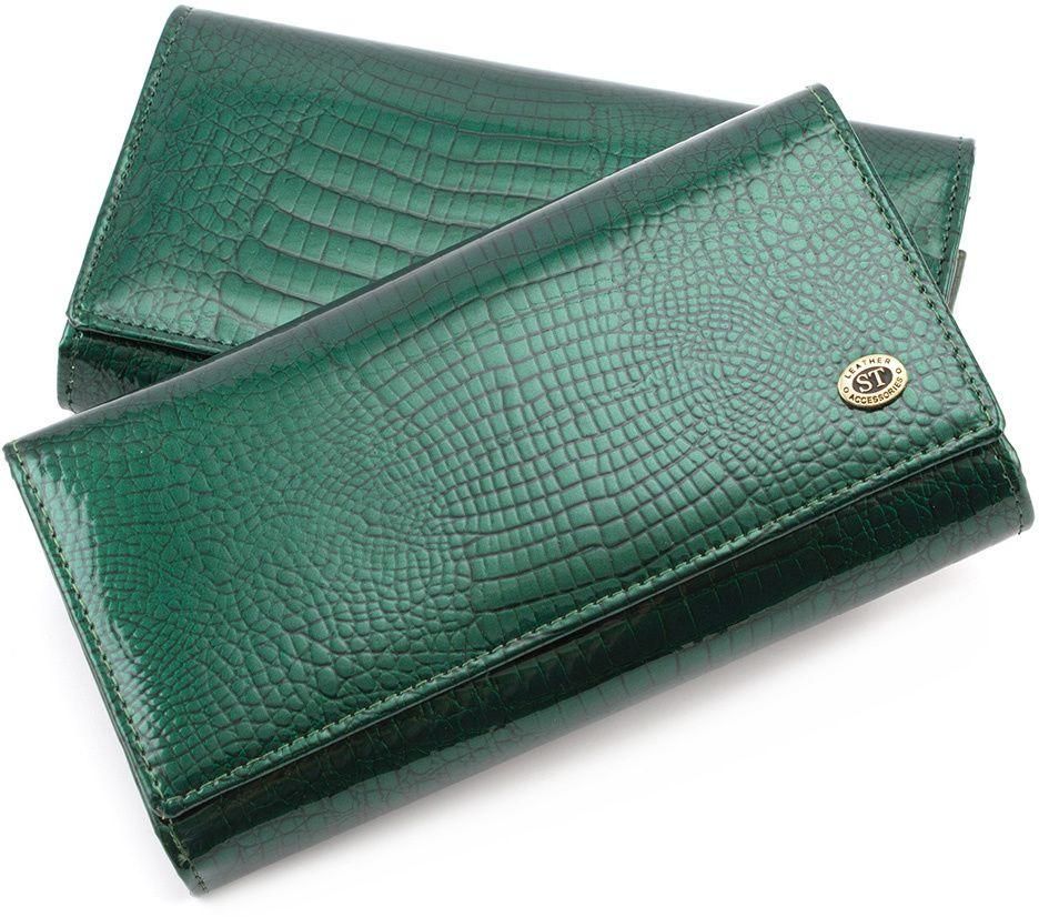 Лаковий гаманець з монетницьою на клямці ST Leather (16275)