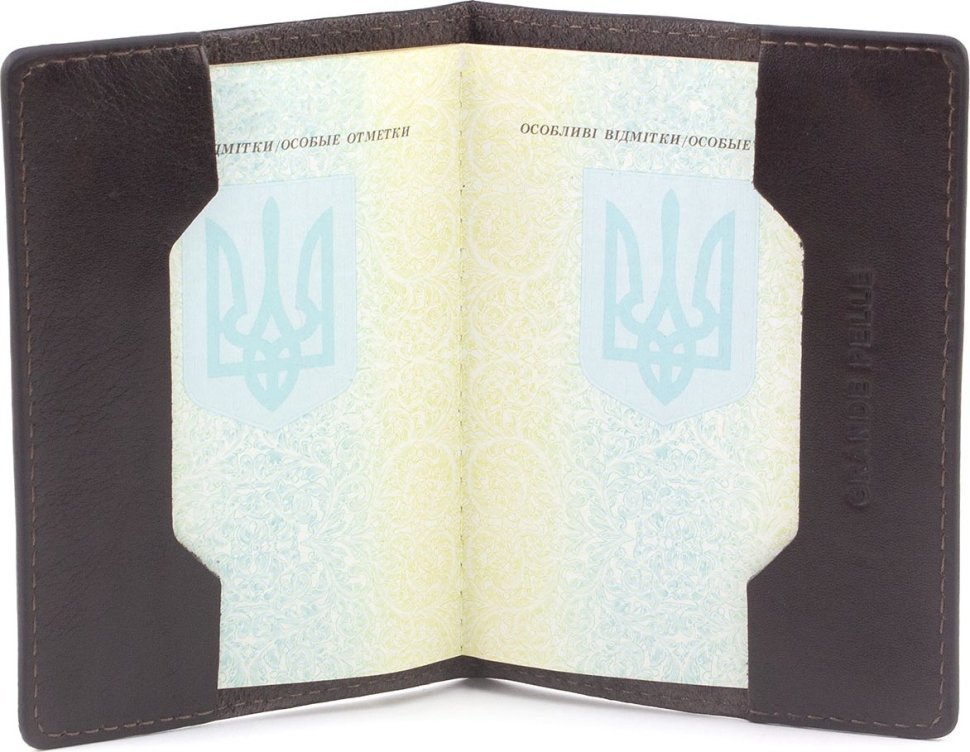 Коричнева обкладинка для паспорта з натуральної італійської шкіри з картою України - Grande Pelle (21949)