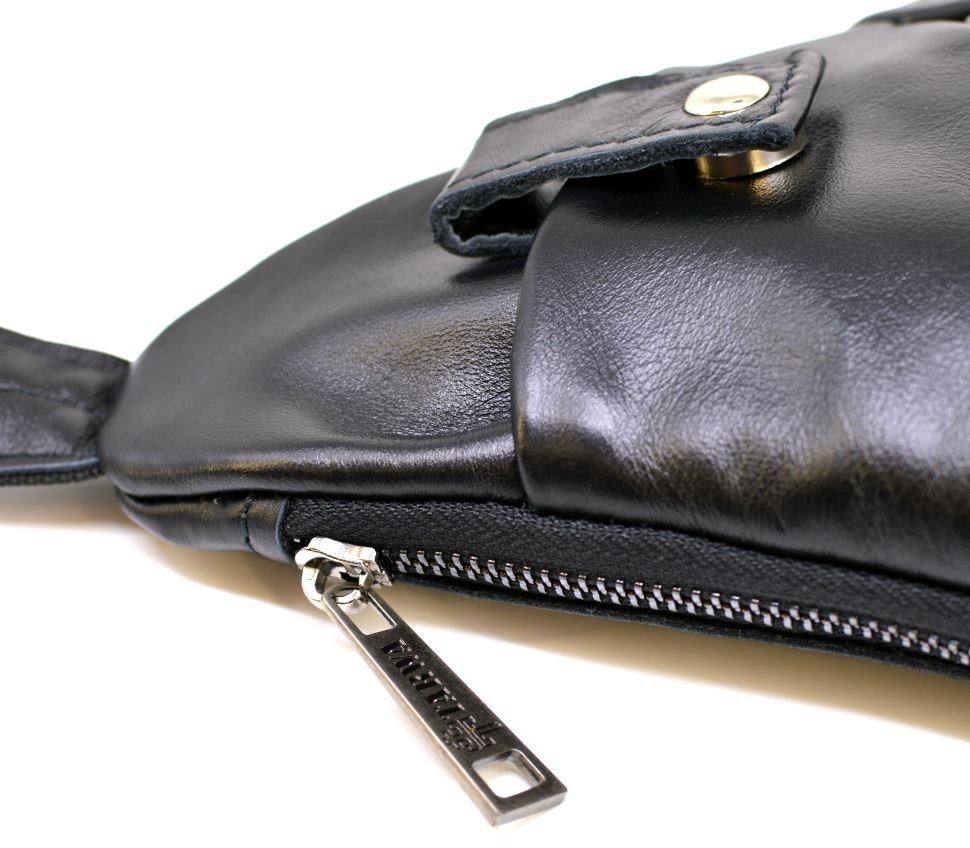 Черная мужская удобная сумка-слинг из гладкой кожи TARWA (19641)