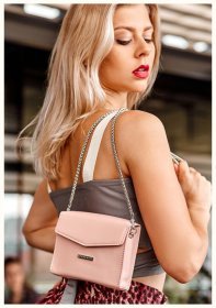 Небольшая розовая сумка из натуральной кожи с цепочкой на плечо BlankNote Mini (12817)