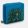 Жіночий шкіряний гаманець Yoshi Y1261 Peacock Plume 94952 (синього кольору з принтом павича птиці) фото №5 Жіночий шкіряний гаманець Yoshi Y1261 Peacock Plume 94952 (синього кольору з принтом павича птиці) modnotak фото - 5