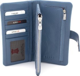 Шкіряний жіночий купюрник блакитного кольору з хлястиком на магніті KARYA (55952)
