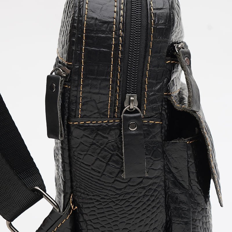 Чоловіча шкіряна сумка-рюкзак через плече чорного кольору з тисненням під крокодила Keizer (22082)