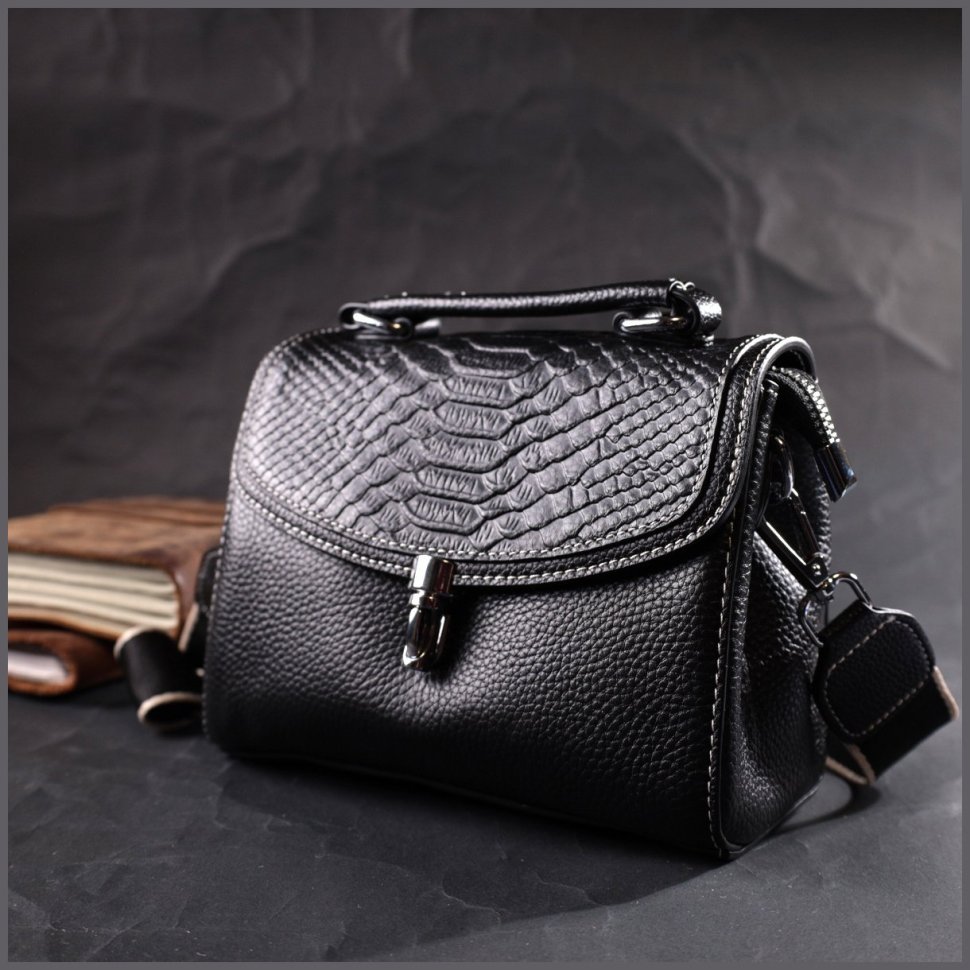 Стильна жіноча сумка із фактурної шкіри чорного кольору з ручкою Vintage 2422416