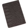 Обкладинка для паспорта темно-коричневого кольору зі шкіри з тисненням під крокодила KARYA (093-57) - 3