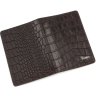 Обкладинка для паспорта темно-коричневого кольору зі шкіри з тисненням під крокодила KARYA (093-57) - 4