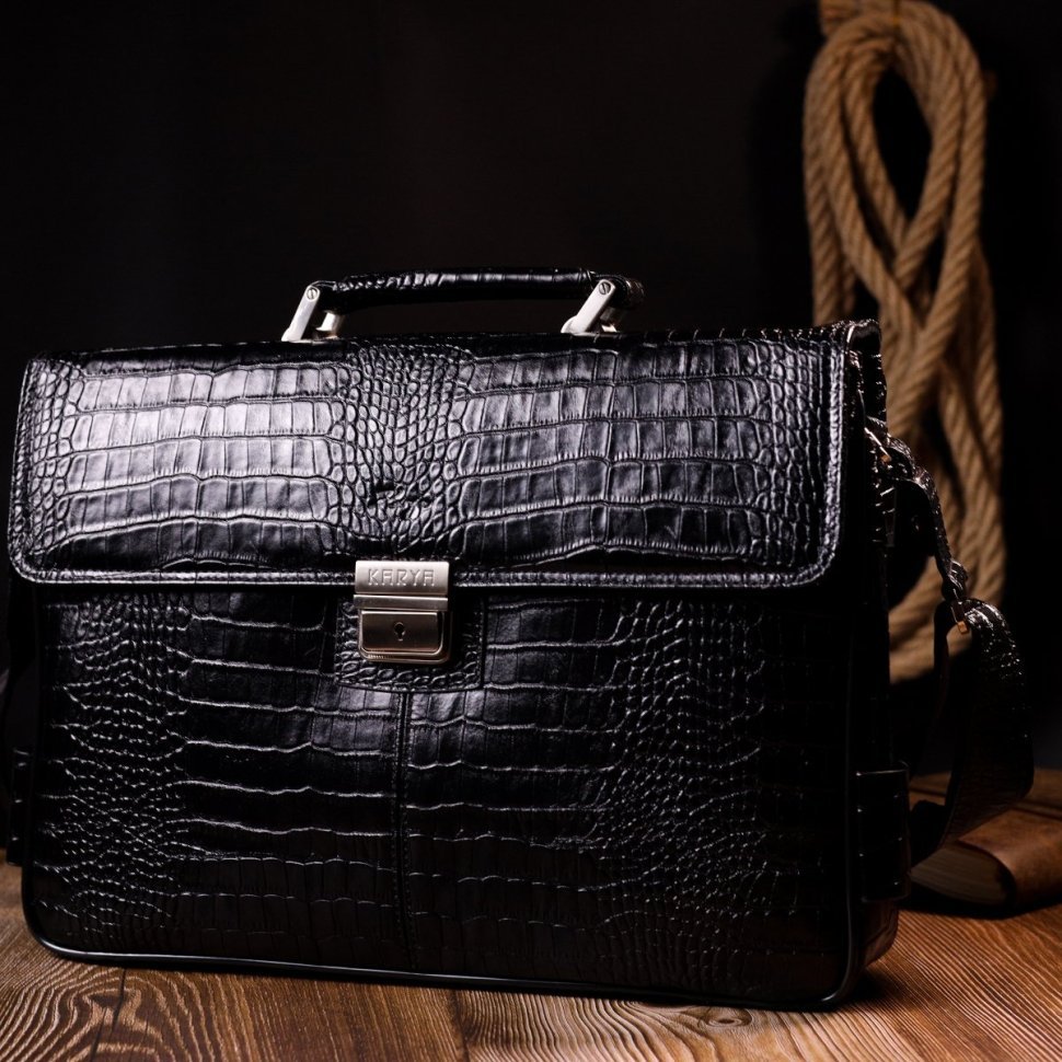 Місткий чоловічий портфель із якісної шкіри чорного кольору з фактурою під крокодила KARYA (2420939)