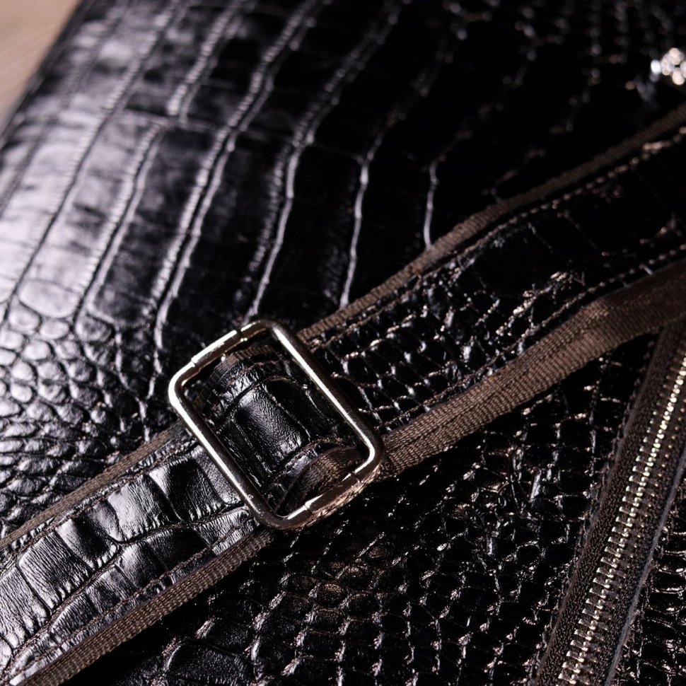 Місткий чоловічий портфель із якісної шкіри чорного кольору з фактурою під крокодила KARYA (2420939)