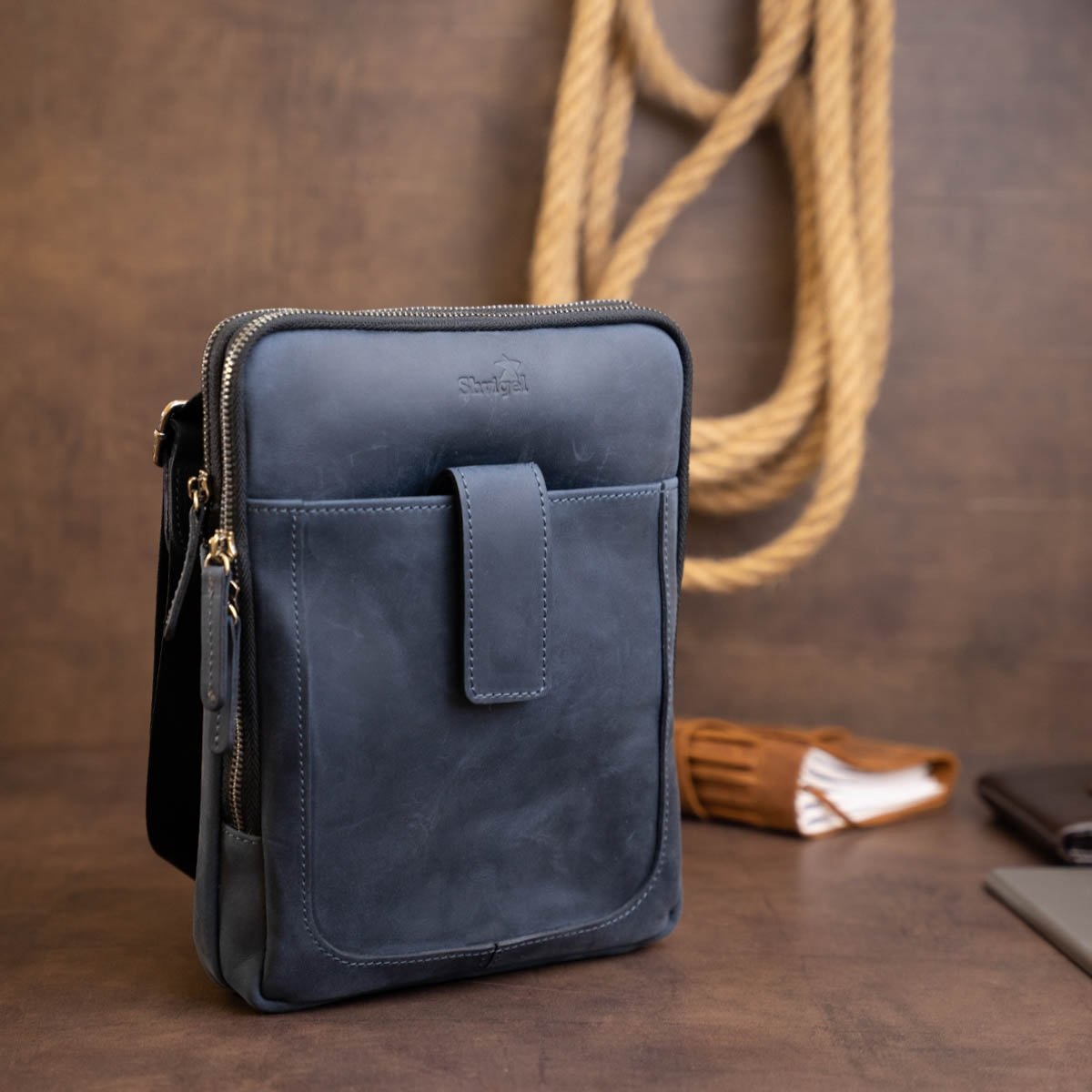 Мужская синяя сумка-планшет на два отделения из винтажной кожи SHVIGEL (11284)