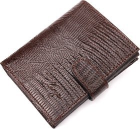 Чоловічий коричневий портмоне з фактурної шкіри з хлястиком на кнопці KARYA (2421039)