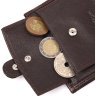 Чоловічий коричневий портмоне з фактурної шкіри з хлястиком на кнопці KARYA (2421039) - 6