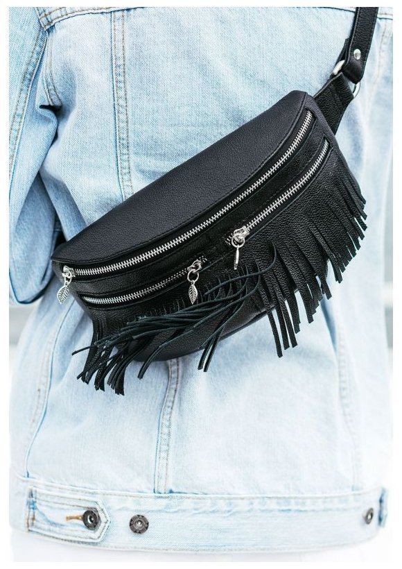 Шкіряна жіноча сумка на пояс чорного кольору з бахромою BlankNote Spirit 78553