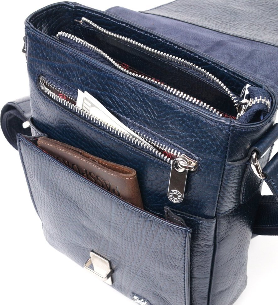 Компактна практична чоловіча сумка синього кольору з натуральної шкіри KARYA (2420840)
