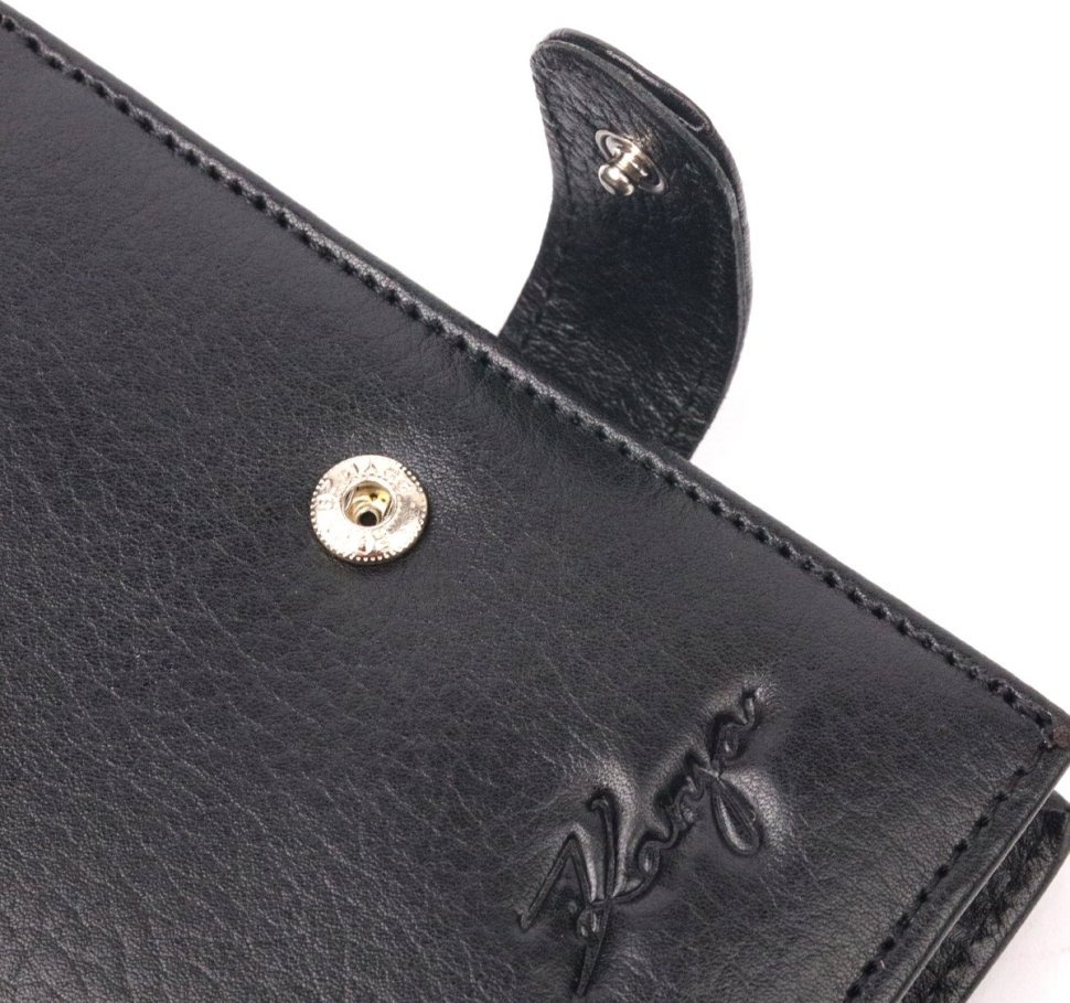 Черное классическое мужское портмоне из натуральной кожи с хлястиком на кнопке KARYA (2421040)