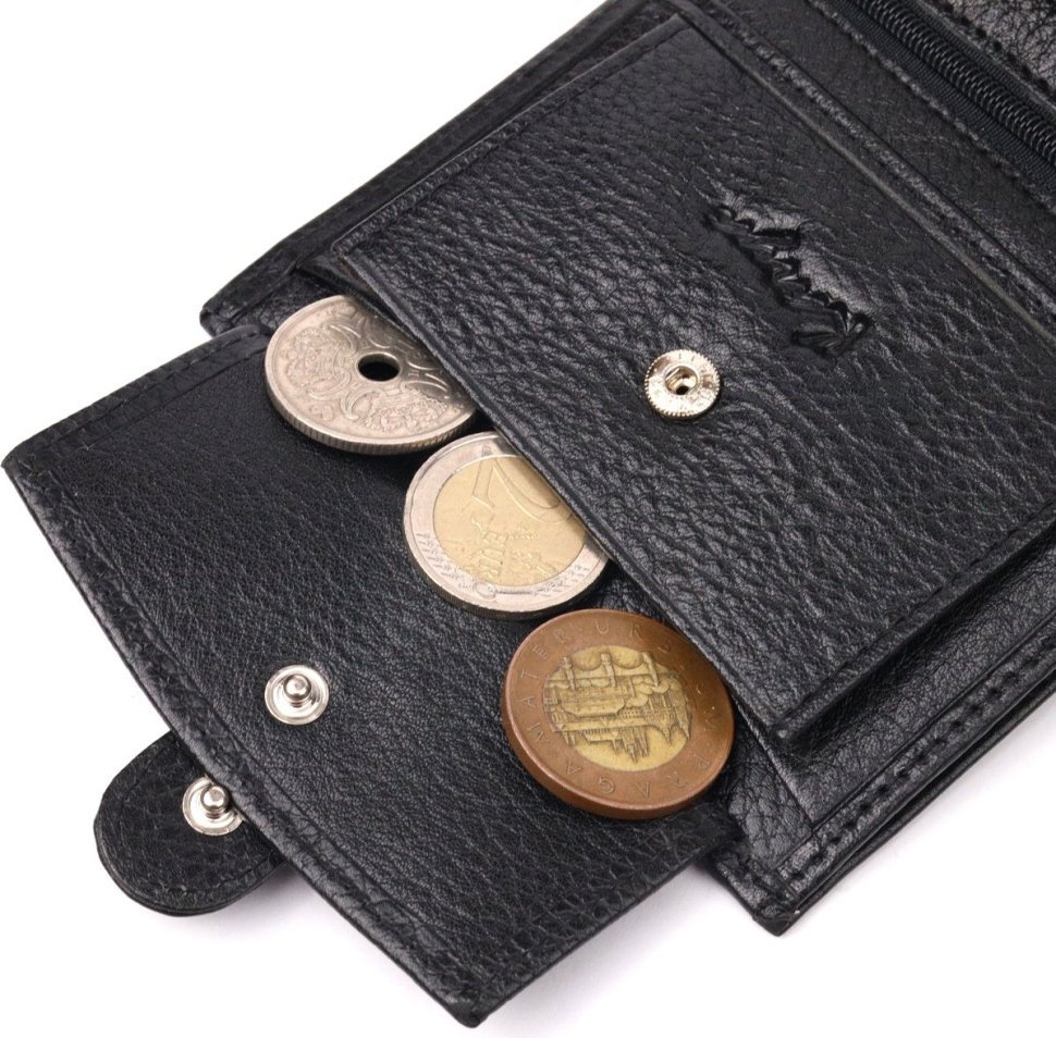 Черное классическое мужское портмоне из натуральной кожи с хлястиком на кнопке KARYA (2421040)