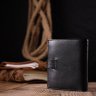 Черное классическое мужское портмоне из натуральной кожи с хлястиком на кнопке KARYA (2421040) - 9