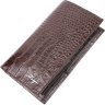 Коричневий вертикальний чоловічий гаманець із натуральної шкіри з тисненням під крокодила KARYA (2421140) - 1