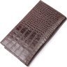 Коричневий вертикальний чоловічий гаманець із натуральної шкіри з тисненням під крокодила KARYA (2421140) - 2