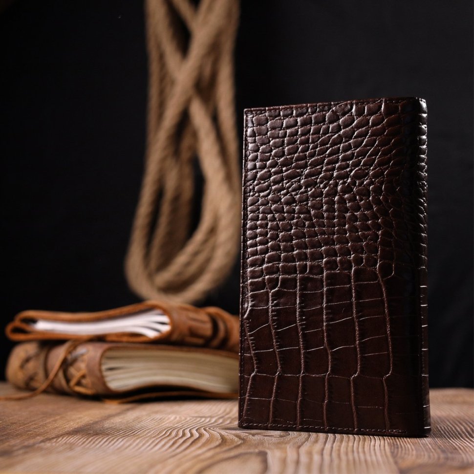 Коричневий вертикальний чоловічий гаманець із натуральної шкіри з тисненням під крокодила KARYA (2421140)