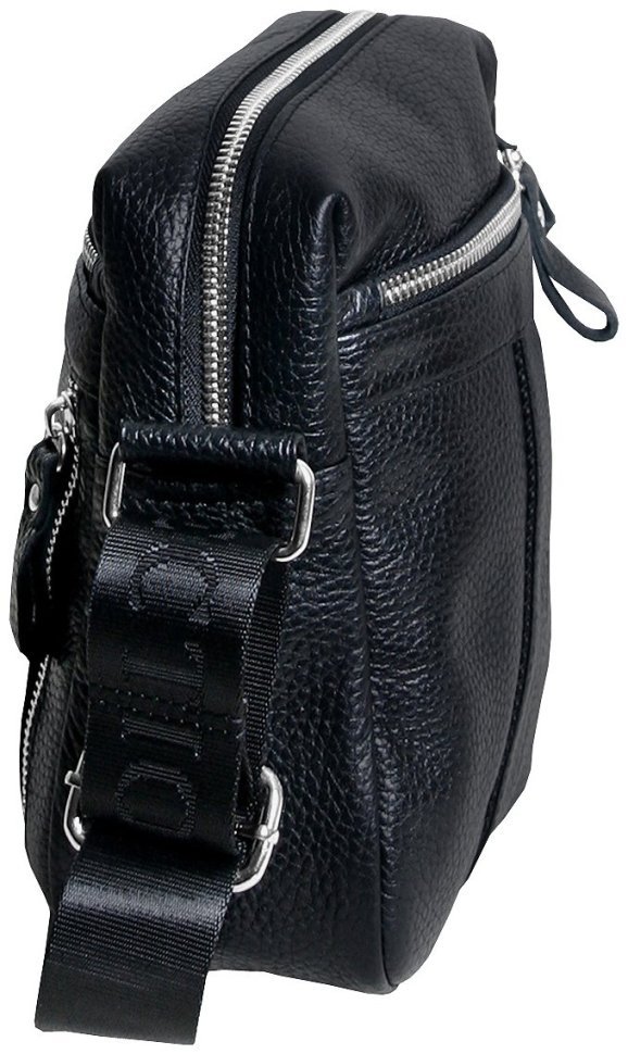 Компактна чоловіча сумка із фактурної шкіри чорного кольору через плече Vip Collection 102655 modnotak фото №3
