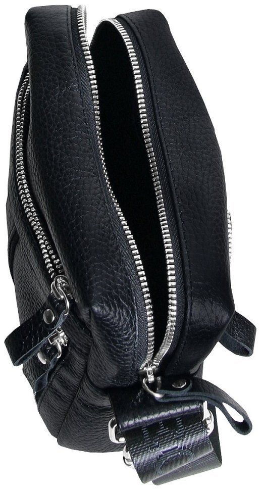 Компактна чоловіча сумка із фактурної шкіри чорного кольору через плече Vip Collection 102655 modnotak фото №6