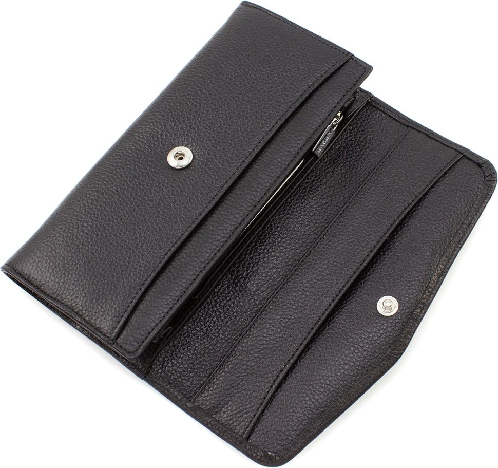 Шкіряний гаманець із чорної зернистої шкіри з клапаном на кнопці KARYA (21066)