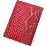 Эксклюзивная кожаная обложка красного цвета с фактурой под змею KARYA (094-019) - 3
