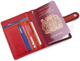 Кожаная обложка для паспорта в красном цвете с хлястиком на кнопке Visconti Sumba 68755