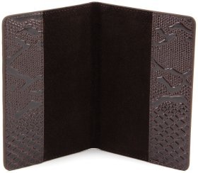 Обложка для паспорта темно-коричневого цвета из фактурной кожи KARYA (093-015)